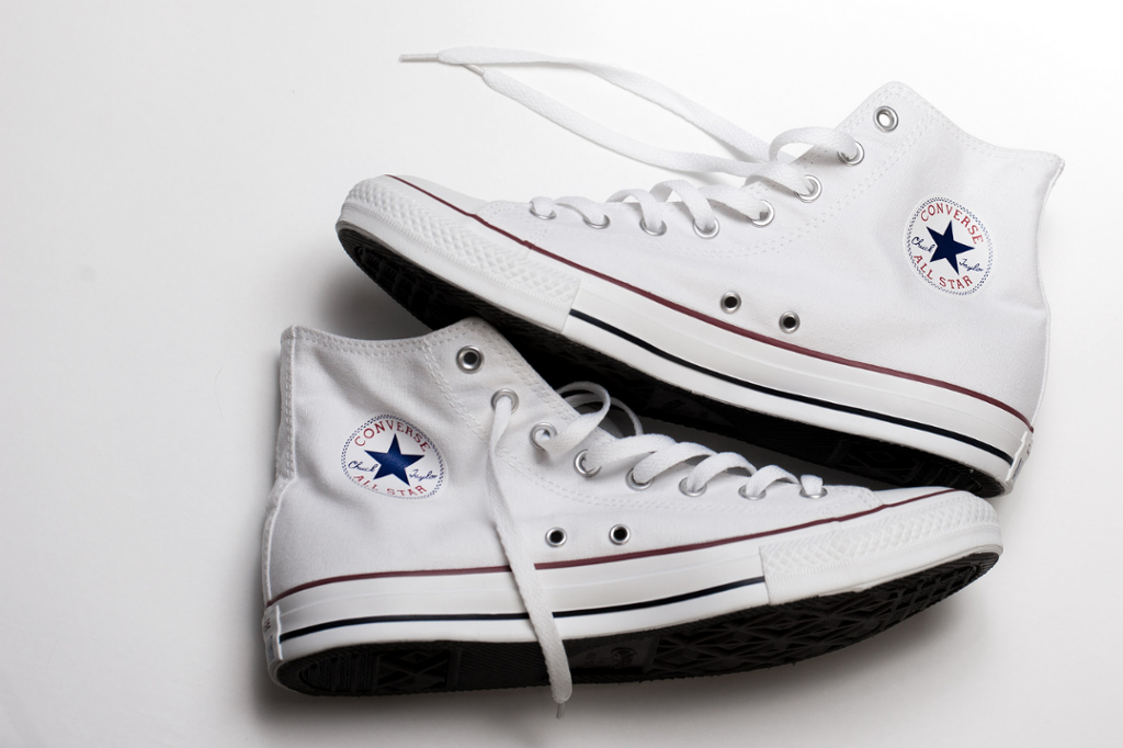 Converse-sko med tydelig logo. Foto.
