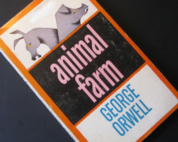 Forsiden til Georg Orwells bok "Animal farm". Fotografi.