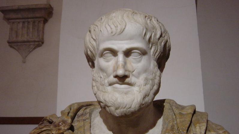 Byste av Aristoteles: Kvit byste av mann med skjegg. Foto.