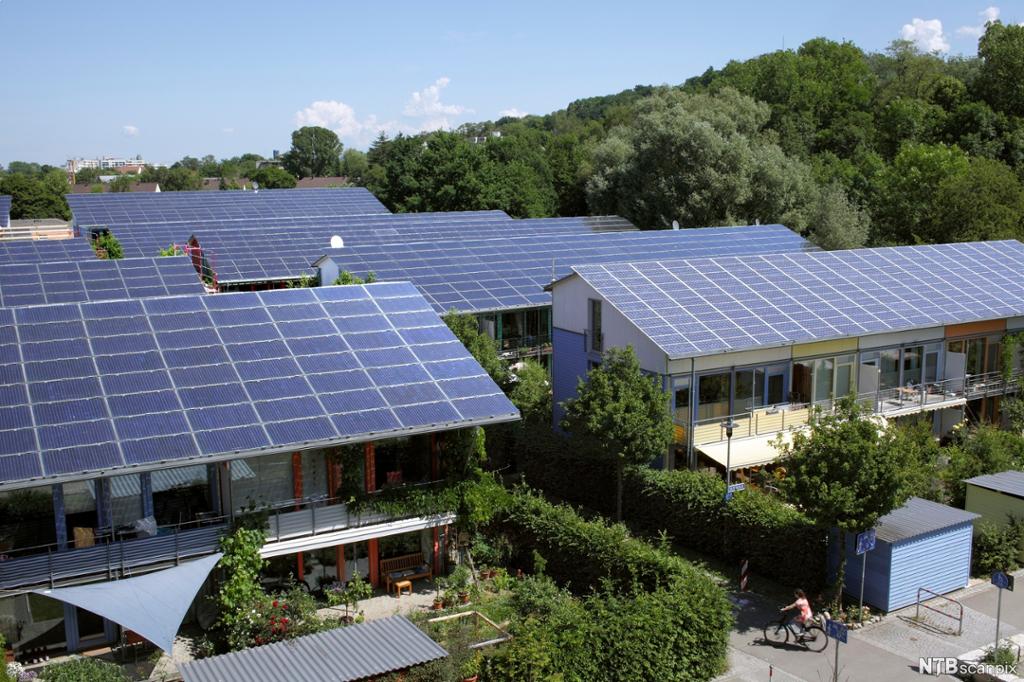 Plusshus i Tyskland. Solcellepaneler produserer elektrisk energi. Foto.