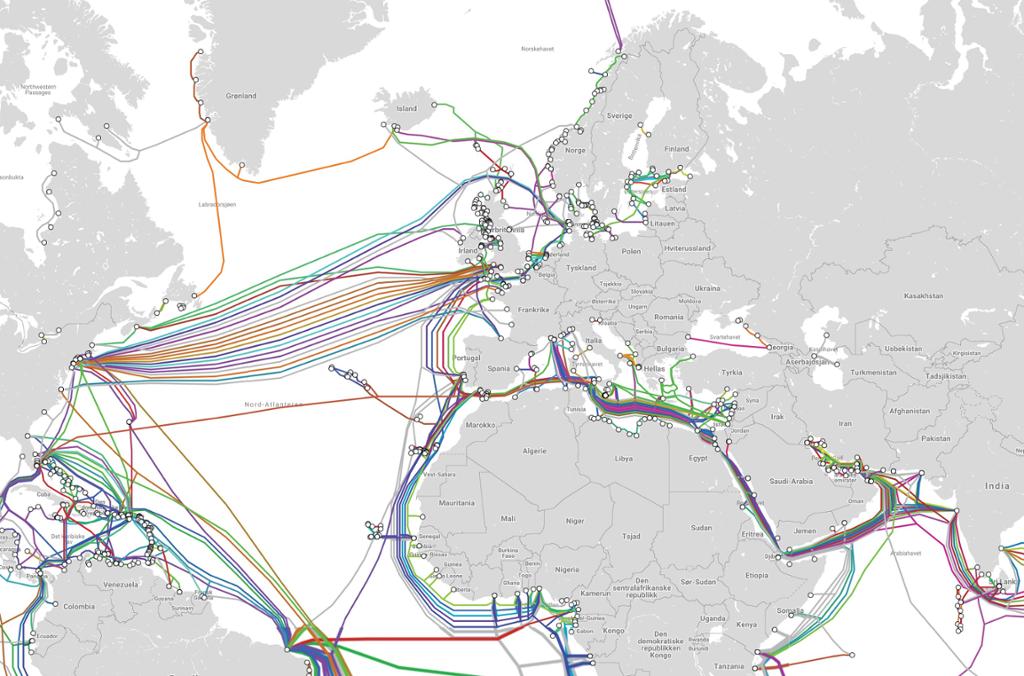 Kart over Europa og deler av India, Afrika og Amerika. Streker mellom landene viser hvor det ligger sjøkabler. Illustrasjon.