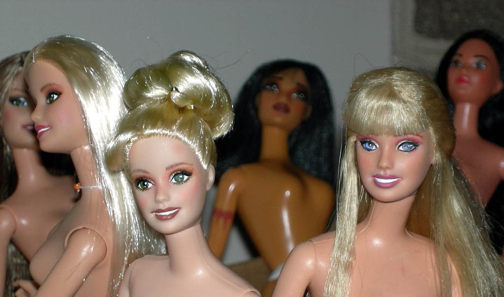Seks ulike Barbie-dokker. Fire dokker har lyst, langt hår og er lyse i huden, to har mørkt, langt hår og er mørkere i huden. Foto. 