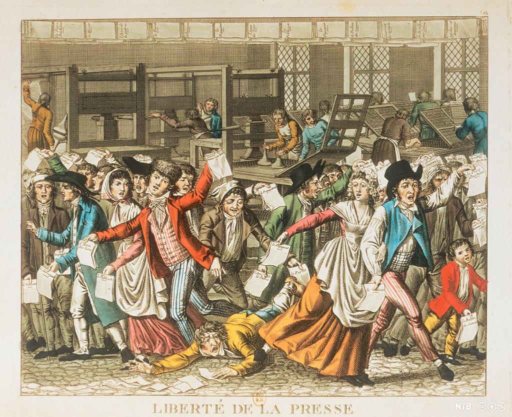 Illustrasjon av en folkemengde som består av engasjerte menn og kvinner i 1700-tallsklær. De har løpesedler og aviser i hendene, og i bakgrunnen arbeider folk med å trykke opp dokumenter.