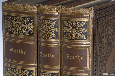Tre gamle bind med verker av Goethe. Foto.