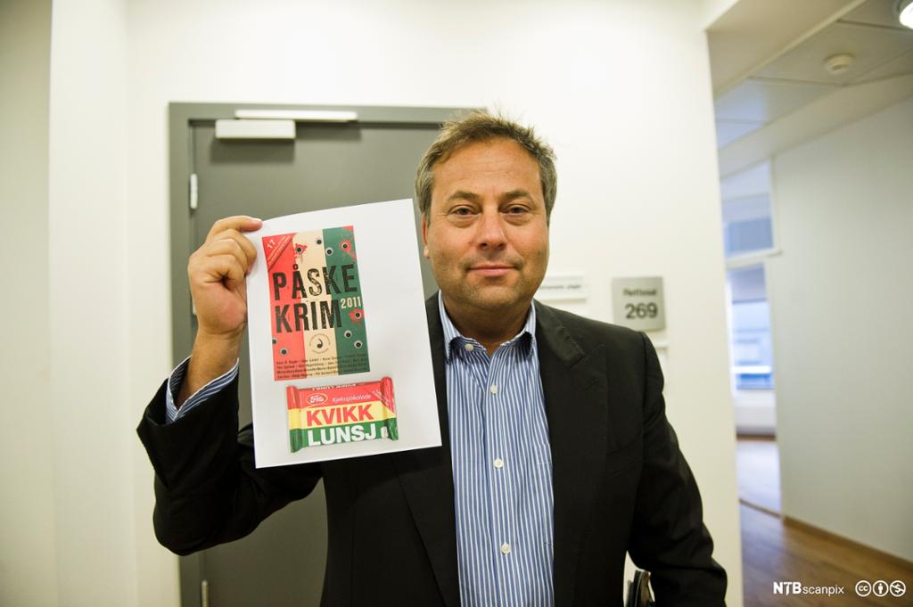 Arve Juritzen og Juritzen forlag i retten med boka "Påskekrim 2009" . Foto.