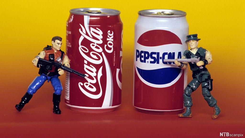 To plastfigurer kriger mot hverandre bak hver sin boks med brus. Cola versus Pepsi. Foto.