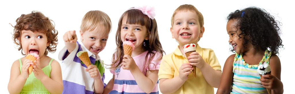 Fem små barn som smiler og held kvar sin is i kjeks. Foto.