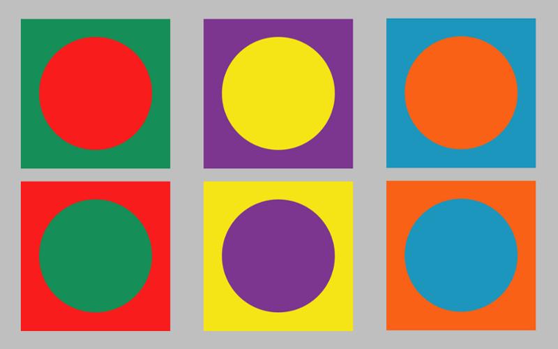 Illustrasjon av komplementære fargepar. Fargene står samlet i hver sin boks. Grønn mot rød og rød mot grønn, gul mot lilla og lilla mot gul, oransje mot blå, og blå mot oransje. Illustrasjon. 
