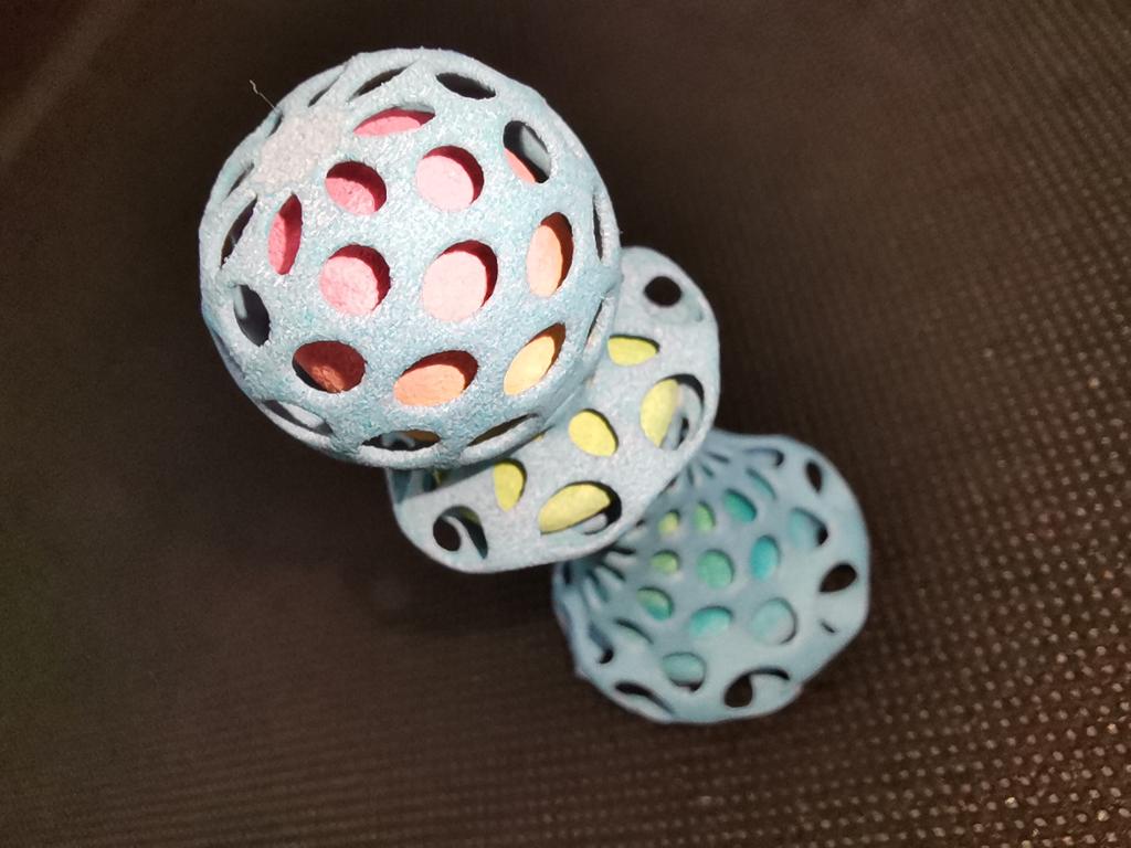 3D-printa modell av tre kuler i ulike farger som står oppå hverandre. Figuren skal illustrere en sjakkbonde. Foto.