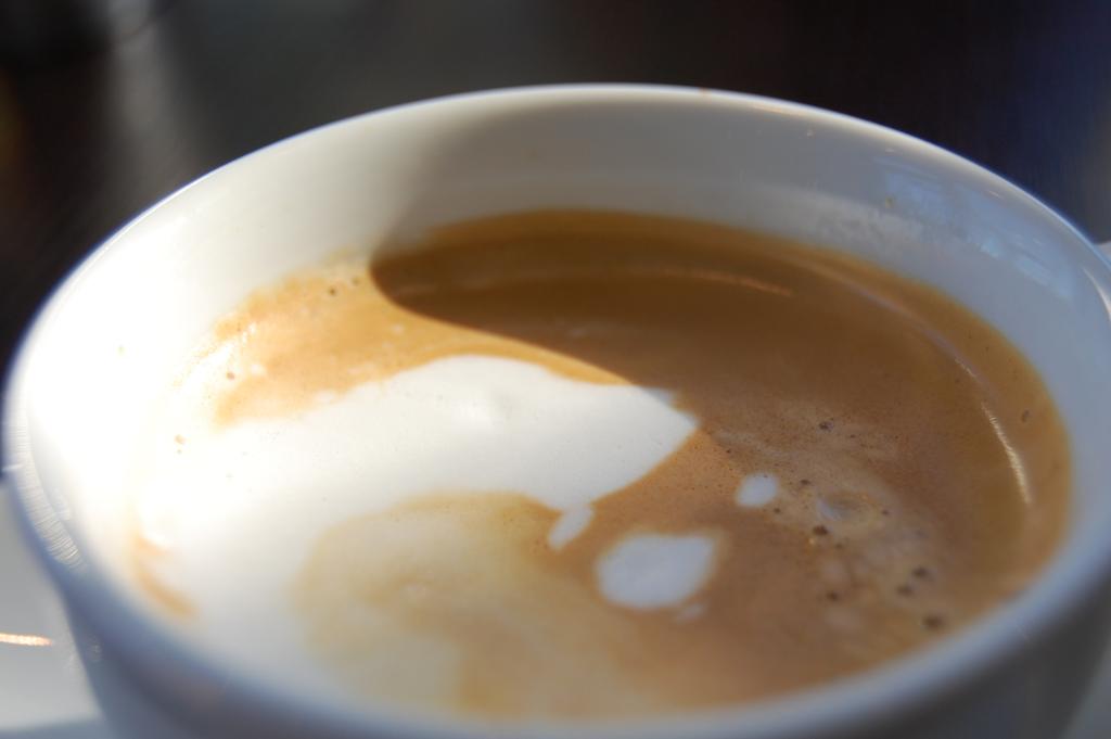 Nærbilde av en kopp med kaffe. Foto.