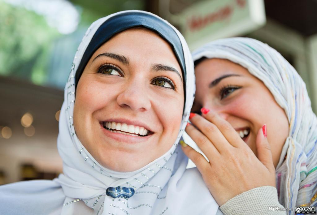 To blide venninner med hijab. Foto. 
