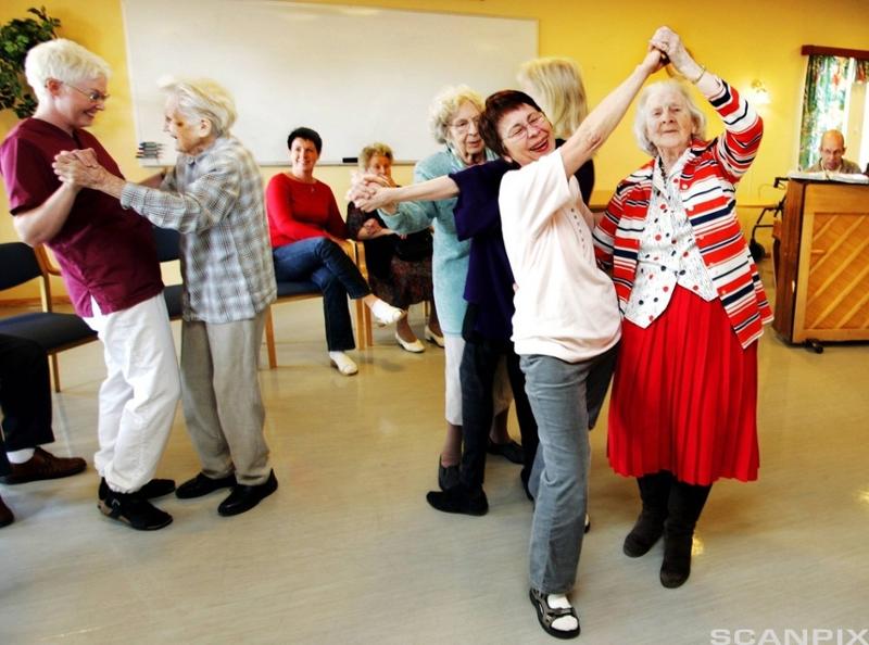 Eldre mennesker danser. Foto. 