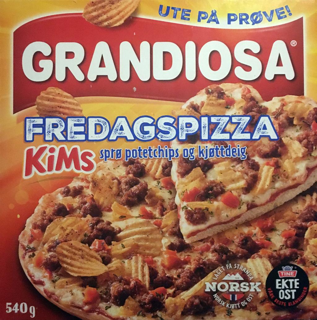Pizzaeske fra Grandiosa med bilde av en pizza der et av stykkene er formet som et hjerte. Midt på eska står navnet "Fredagspizza", Kims-logoen og at pizzaen inneholder sprø potetchips og kjøttdeig . Foto.