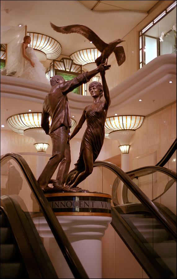 lady diana statue.photo.