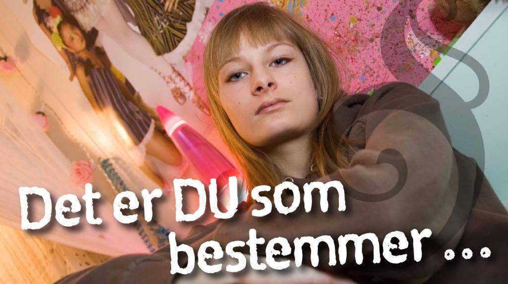 Jente sitter på rom. Foto.