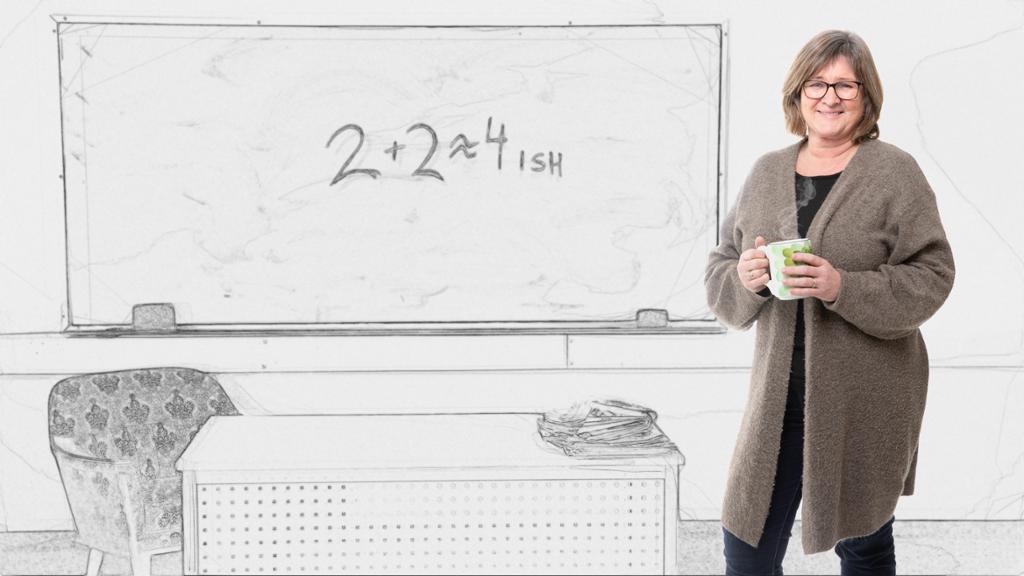 Illustrasjon med foto av en kvinnelig lærer med lang cardigan og en stor tekopp som står ved siden av et tegnet kateter og tavle hvor det står at to pluss to rundes av til fire-ish.