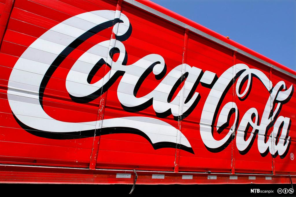 Coca-Cola skrevet på siden av en lastebil. Foto.