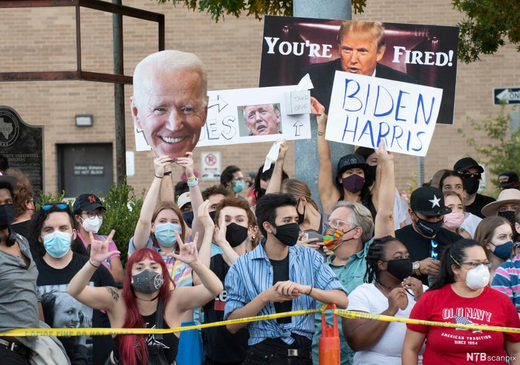 Bilde av grupper som feirer Joe Bidens valgseier.