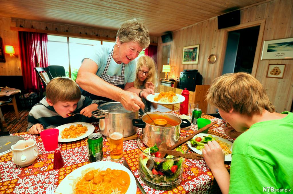 Sultne barn har begynt å spise før bestemor er ferdig med å servere. Foto.
