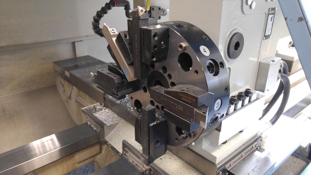 Ulike dreieverktøy monterte i eit verktøymagasin på ein CNC-dreiebenk. Foto.