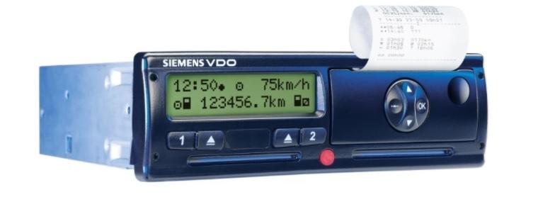 En blå fartsskriver av merket Siemens. Den har to åpninger for å sette inn kort, et lite display og mulighet til å skrive ut kvitteringer. Foto.