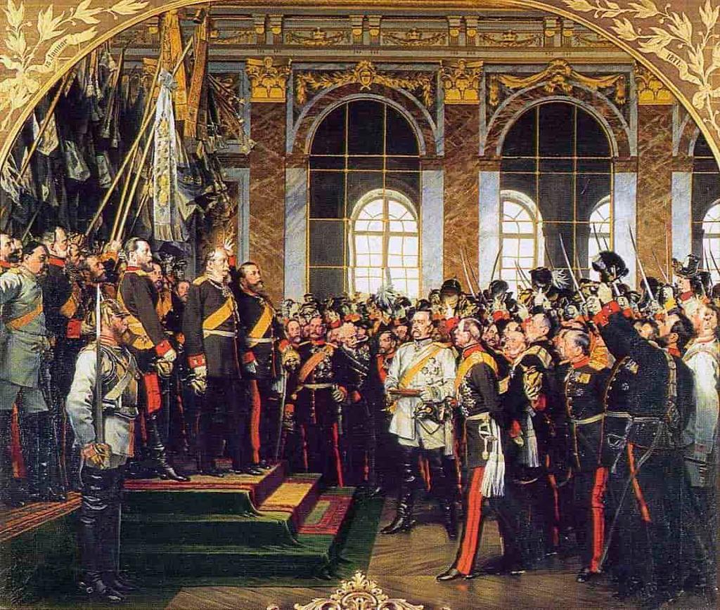 Rundt hovedpersonene står mange menn i ulike uniformer og løfter sablene sine til keiseren. De er i en praktfull sal med store vinduer og gullforgylte detaljer. Maleri.