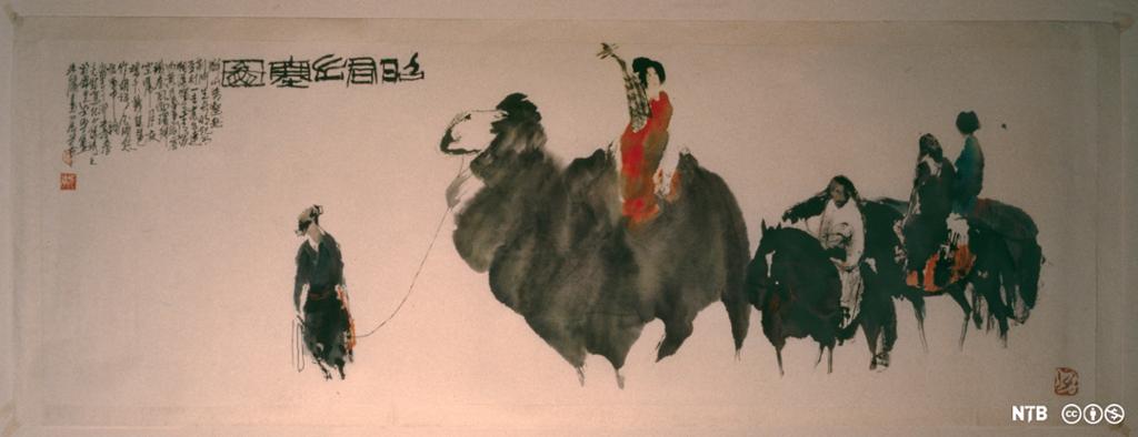 Kinesisk måleri som skal førestille ein karavane langs Silkevegen. Fire personar rir på kamelar og hestar. Kamelen som er fremst, blir leigd av ein mann. Øvst i venstre hjørne er det ein del kinesiske skriftteikn. Måleri. 