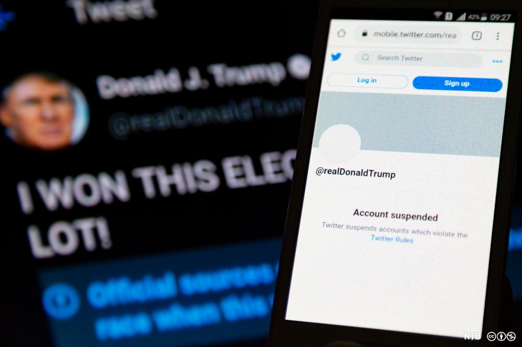 Smarttelefon som viser ei Twitter- side med informasjon om at kontoen @RealDonaldTrump er stengt. Foto.