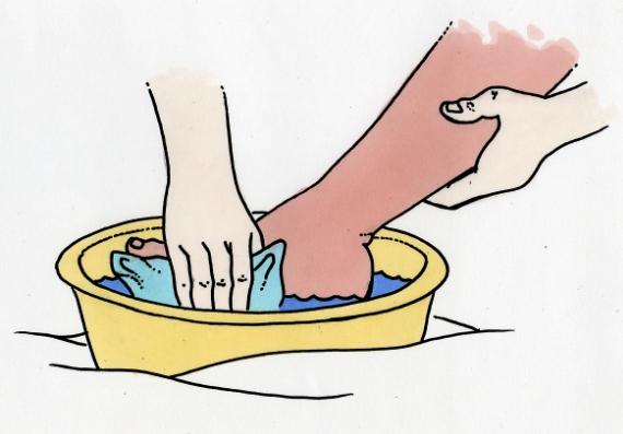 Teikning av ein fot i ei vaskebalje og ei hand som vaskar foten med ein klut. Illustrasjon.