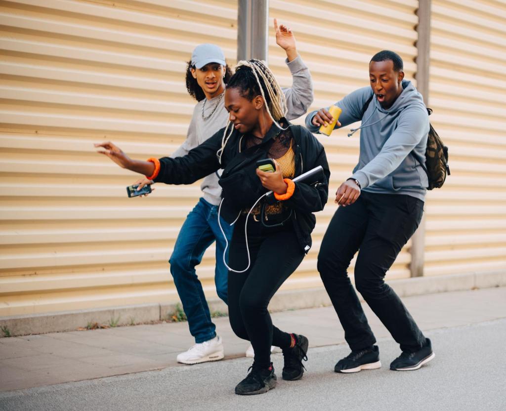 Ungdom dansar på gata. Foto.