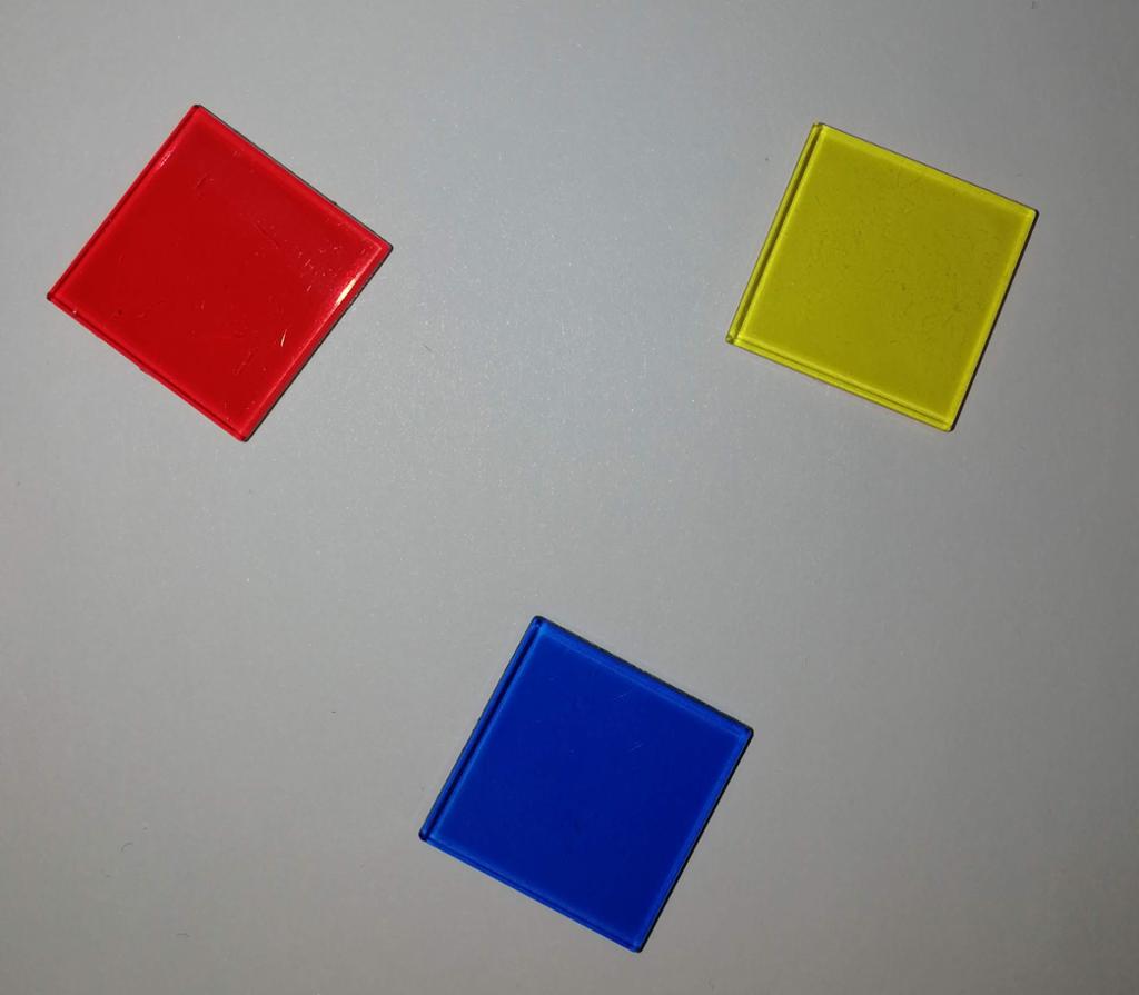 Tre tellebrikker, en rød, en gul og en blå. Foto.