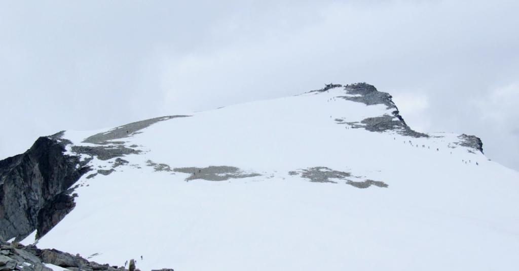 Snødekt fjelltopp. Foto
