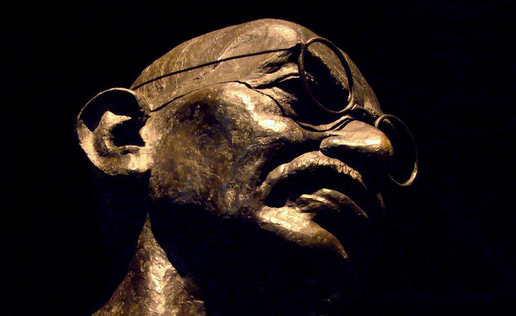 Statue av Mahatma Gandhi. Foto