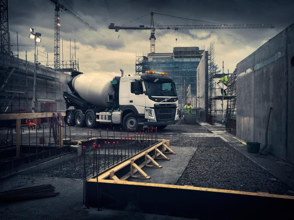 Bildet viser en betongbil på en byggeplass.
