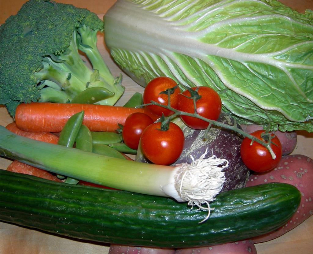 Nærbilde av forskjellige grønnsaker: purre, tomat, gulrot, agurk, potet, brokkoli, kålrot, sukkererter og kål. Foto.