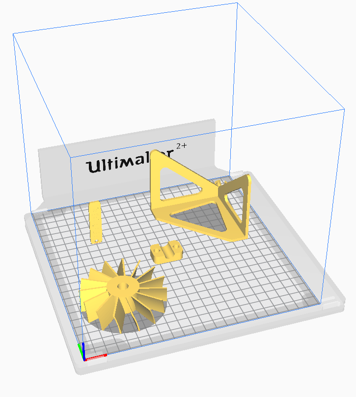 Fire 3D-modellar av ulik form og storleik på byggeplata til ein 3D-skrivar. Illustrasjon.