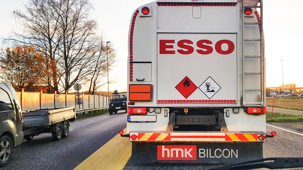 Akterenden av en tankbil med Esso-logo og et rødt klistremerke for brannfarlig væske og et hvitt for miljøfare. Foto.