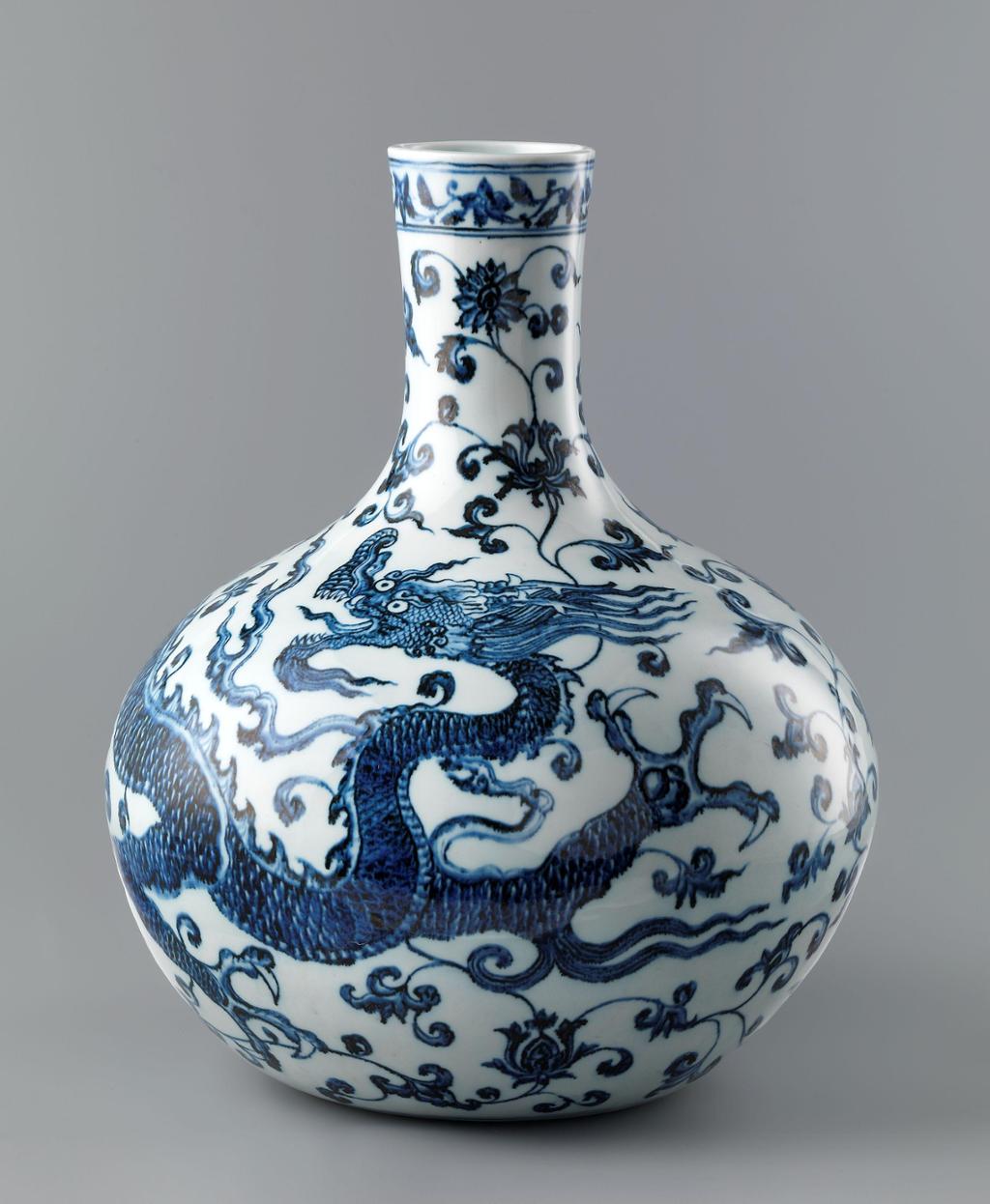 Blå og kvit kinesisk vase med dragedekor. Foto.