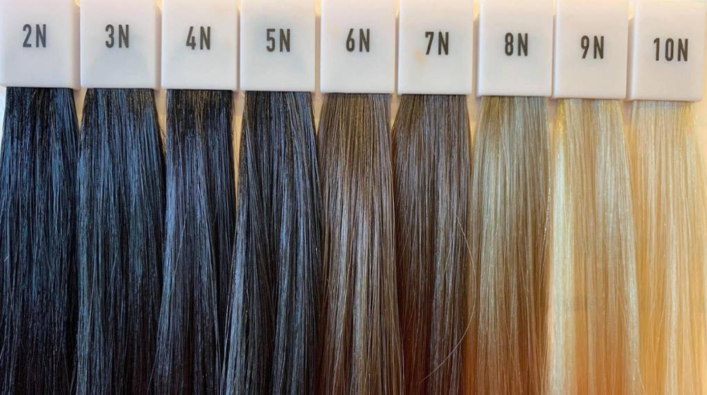 Prøver av ulike hårfarger i en skala fra lys til mørk. Foto.