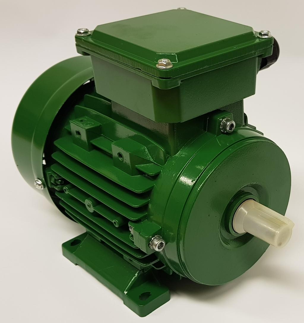 Trefaset asynkronmotor med grønn farge. Foto.