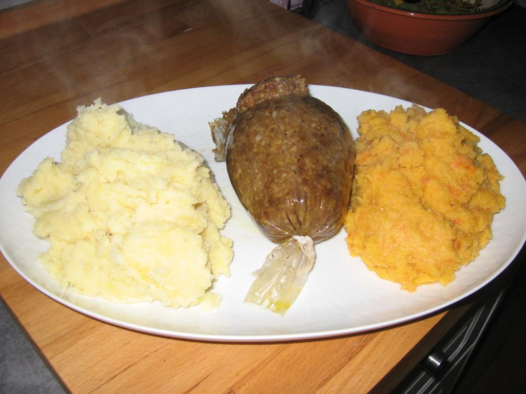 Haggis på en hvit tallerken. Foto.