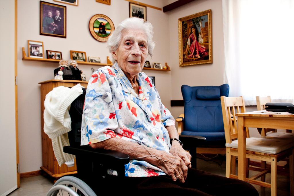 Eldre kvinne i rullestol. Foto. 