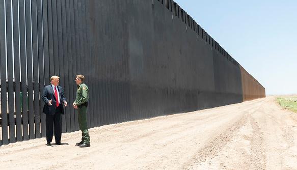 President trump is visiting the wall between the United States and Mexico. Photo.