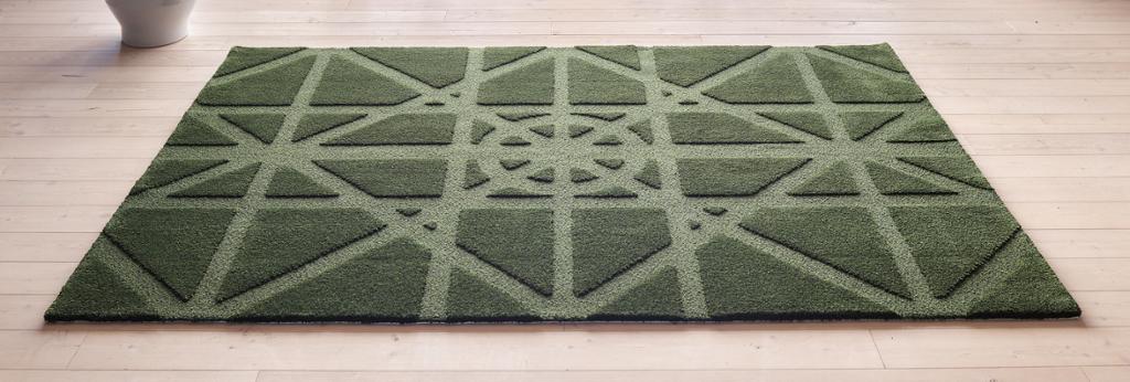 Grønt teppe med geometrisk mønster. Foto.