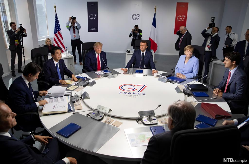 Statsleiarane i G7-landa møtast ved eit rundt bord under eit toppmøte i 2019. Foto. 