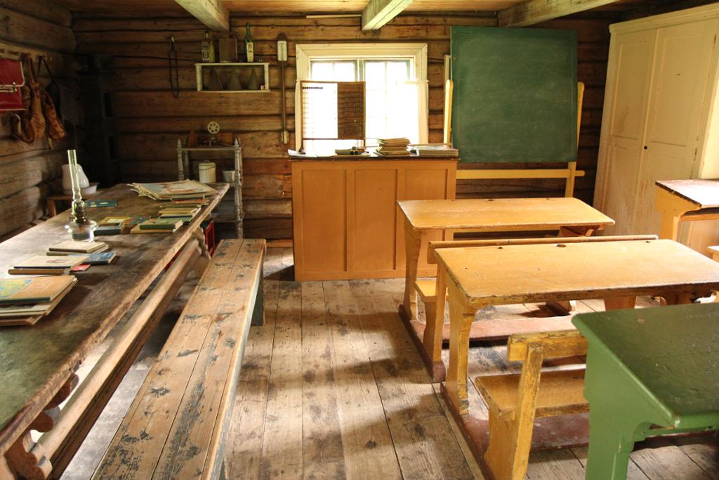 Interiør fra skolestua fra Kvatumshagen i Snertingdal på Eiktunet i Gjøvik. Foto. 