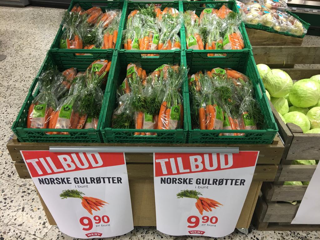 Norske gulrøtter, på tilbud i en Meny-butikk, pakket inn i plast. Foto. 