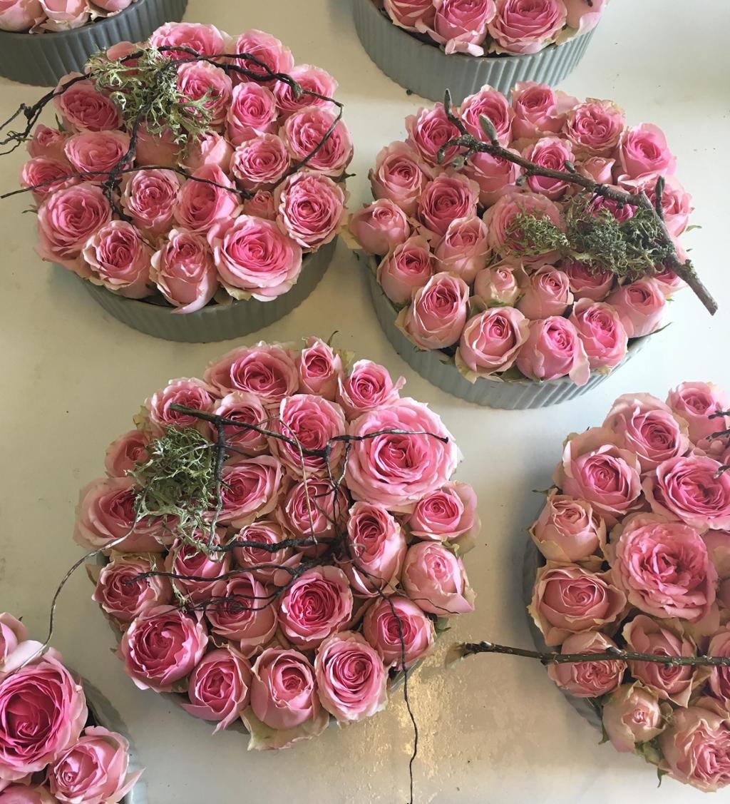 Runde blomsterdekorasjoner laget av roser. Foto.