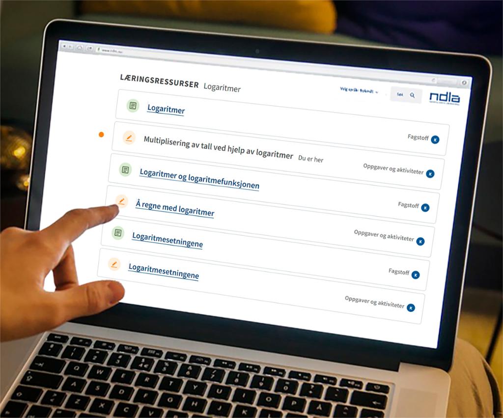 Foto av at en person peker på en datamaskinskjerm med liste med læringsressurser på NDLA. Oppgavesider ligger innimellom teorisider. 