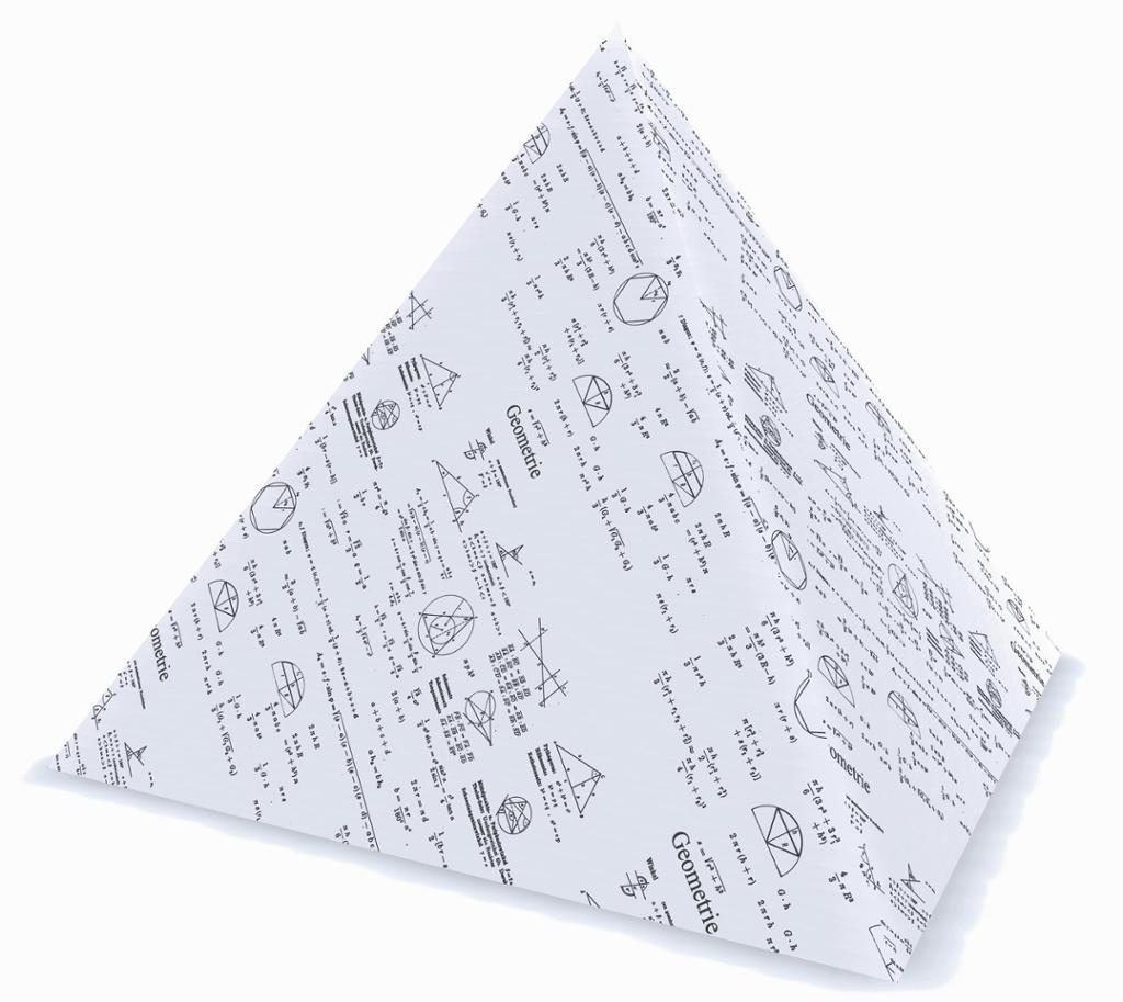 Pyramide laget av papirer med formler og geometri på. Foto.